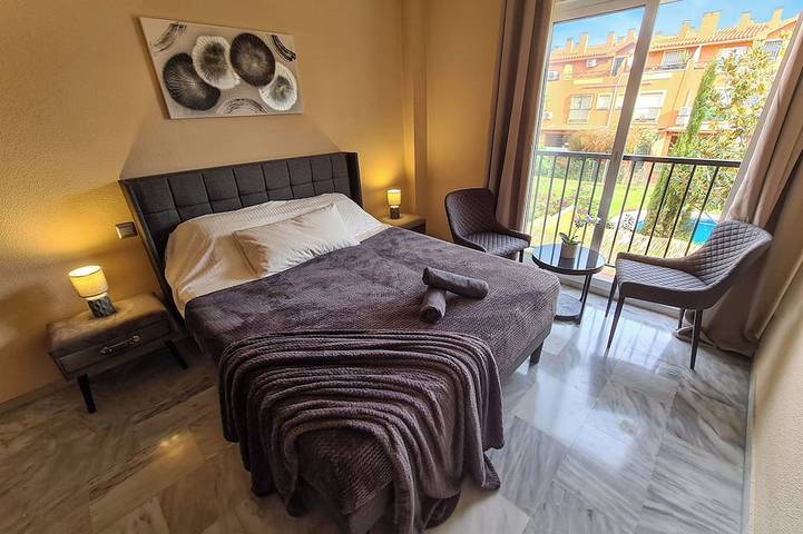 Luxury 5-bedroom, game room, hot tub, only 5 min walk to beach in Montemar Torremolinos, Torremolinos