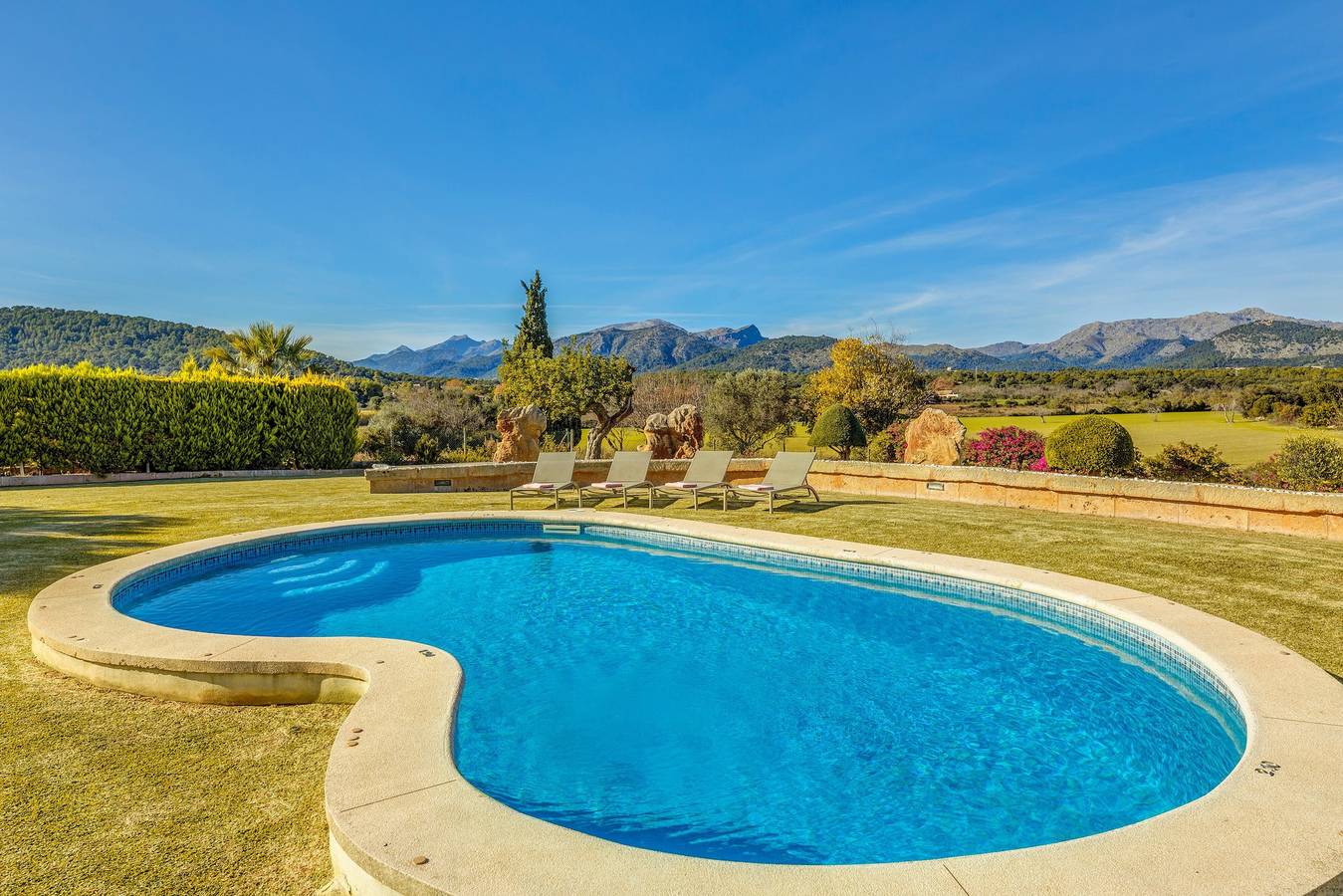 Villa luxueuse avec piscine, jacuzzi, jardin, terrasse, climatisation et Wi-Fi. in Alcúdia, Majorque du Nord