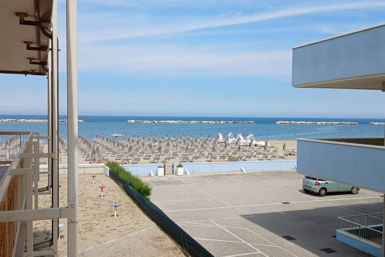 Entire apartment, Cn010 - Cesenatico, large three-room apartment facing the sea with beach included in Cesenatico, Forlì-Cesena Province
