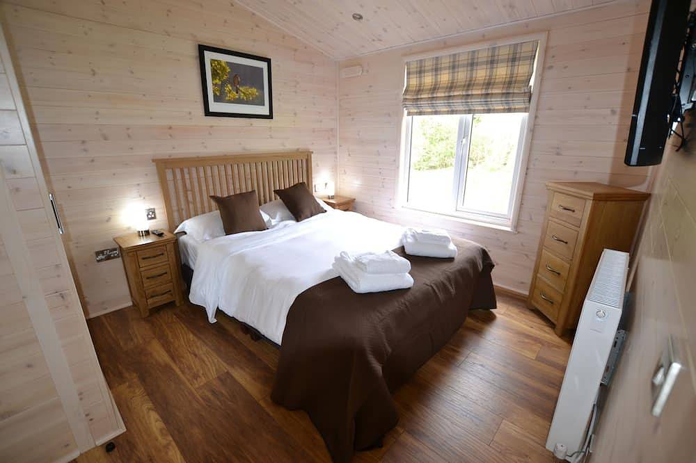 Entire apartment, Sparrowhawk Luxury Lodge with Sauna and Hot Tub in Chinnor, Chiltern Hills