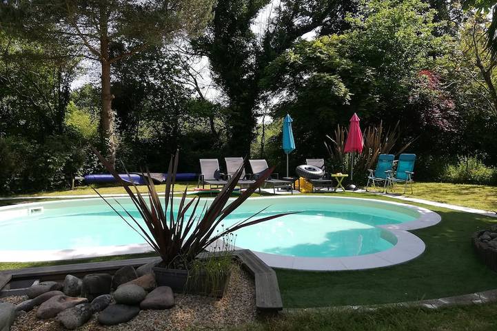 Gîte pour 8 personnes, avec jardin et jacuzzi à Bourbriac