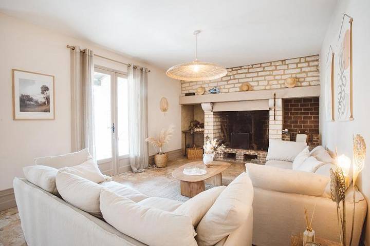 Location de vacances pour 14 personnes, avec terrasse et vue ainsi que piscine et jardin à Escoire