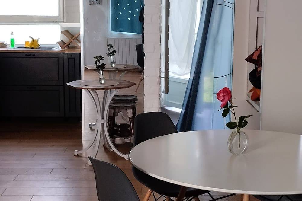 Apartamento entero, Spacious charming studio with mezzanine ,  in Lagord, Región de La Rochelle