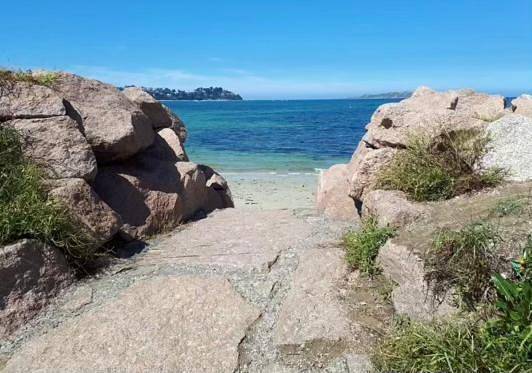 Camping pour 4 personnes, avec terrasse ainsi que vue et piscine, adapté aux familles dans Côte de Granit Rose - 3
