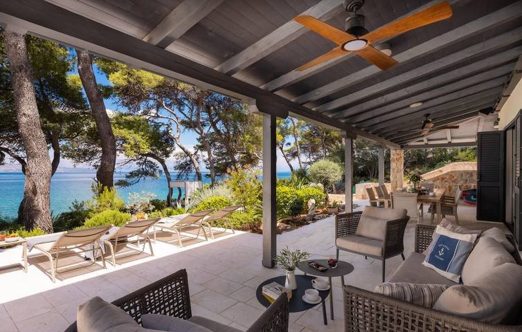 Apartment mit Meerblick, Pool, Terrasse und WLAN – 1,5 km vom Strand entfernt in Jelsa, Hvar