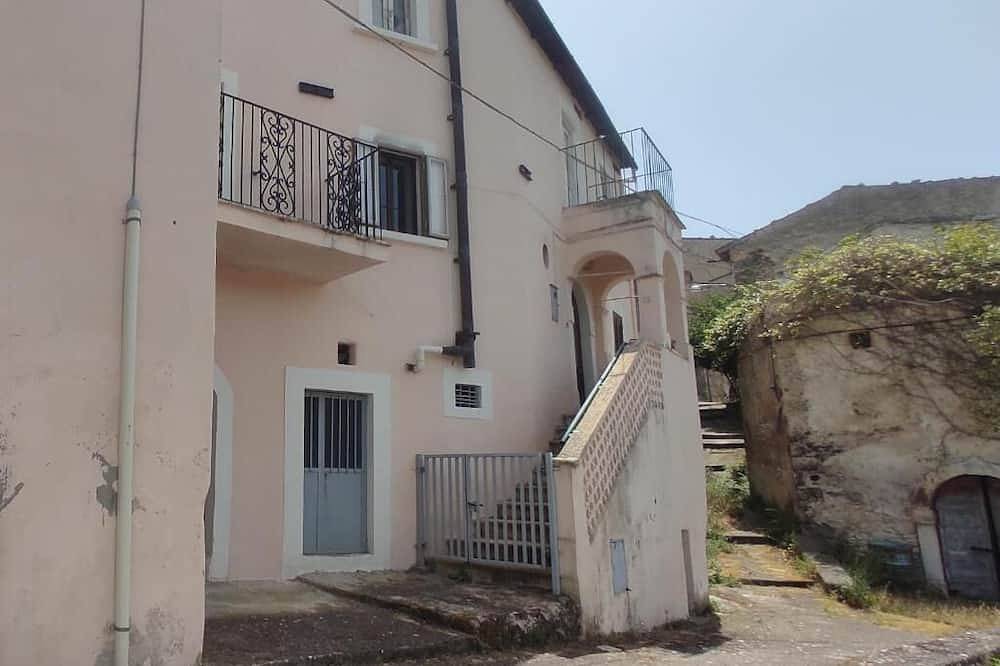 Experience authentic Abruzzo! Fedora's House in Capestrano, your ideal retreat. in Capestrano, Gran Sasso