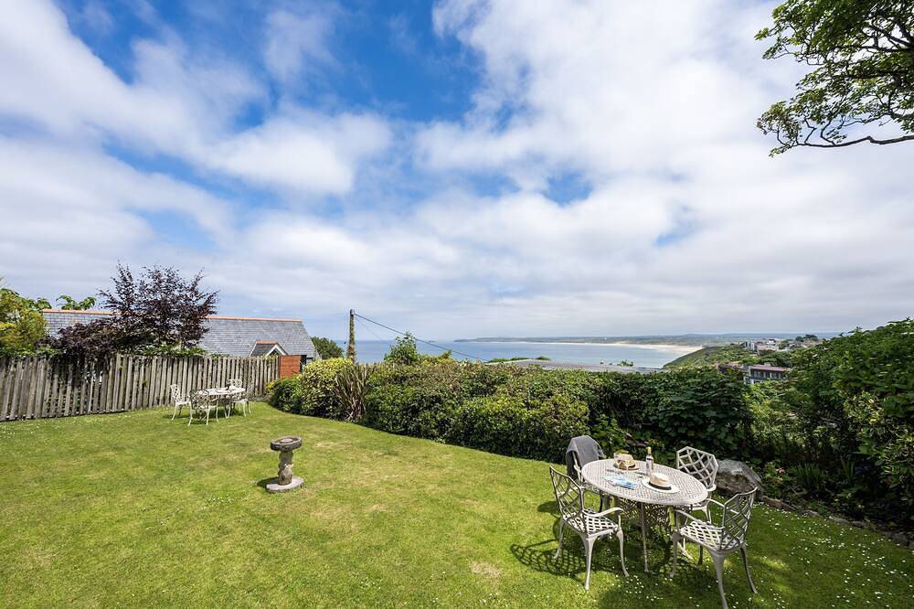 Entire apartment, A stunning apartment with breathtaking views, situated in a select development. in Carbis Bay, Cornwall