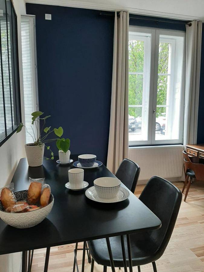 Appartement de vacances entier, Suite Yves Klein - proche gare et centre-ville- entrée privée in Remiremont, Région d'Épinal