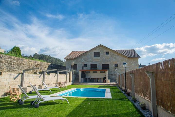 Casa rural para 14 personas, con jardín además de vistas y piscina en Portas