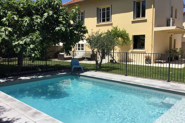 Chalet pour 8 personnes, avec terrasse et jardin à Avignon