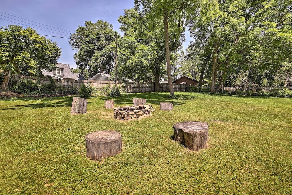 Bbq, Fire Pit & Yard: Family Home in Adrian in Lenawee County