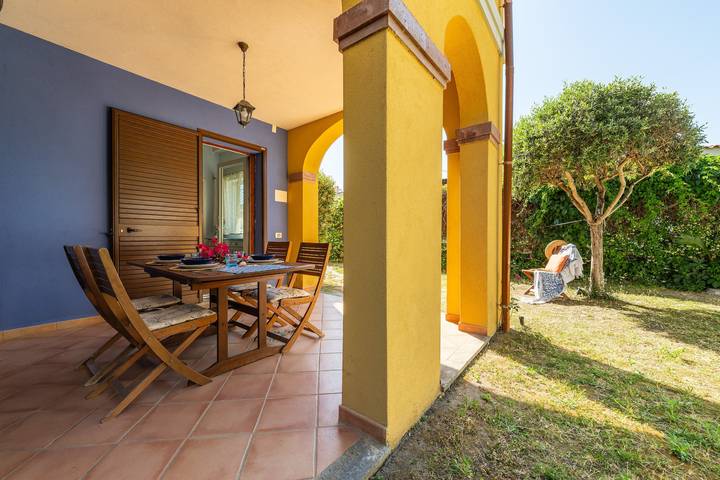 Casa vacanza per 7 persone, con Balcone e Giardino nonché Piscina per bambini a Villasimius