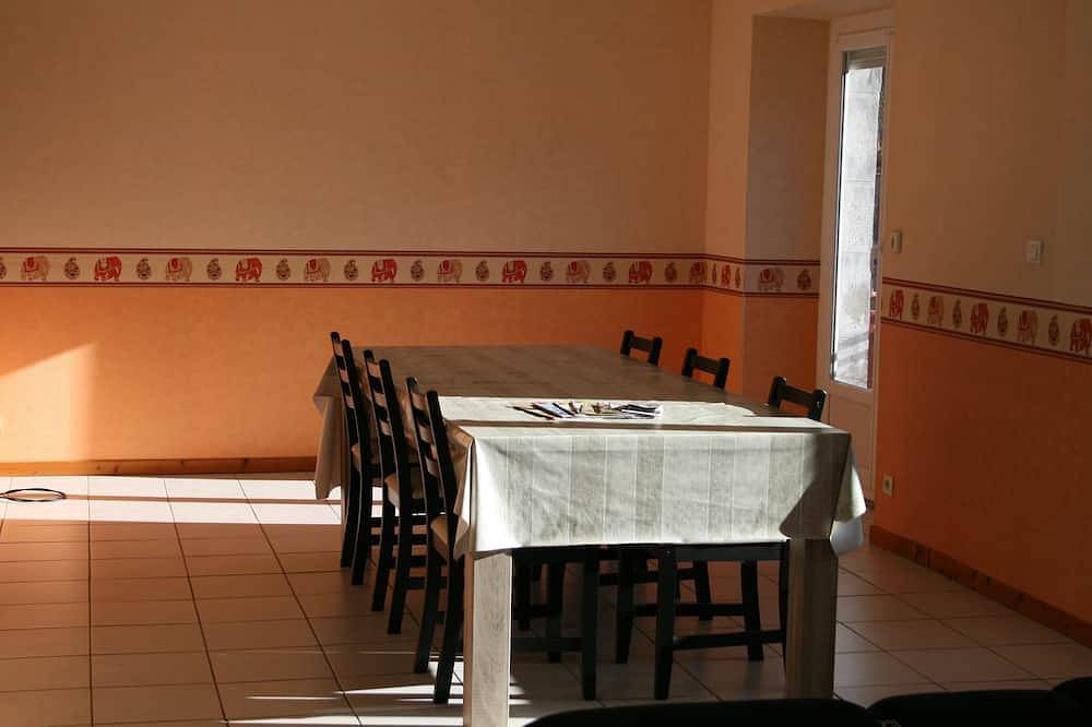 Appartement entier, Logement pouvant accueillir jusqu'à 12 personnes in Ferrières-Saint-Mary, Région de Saint-Flour