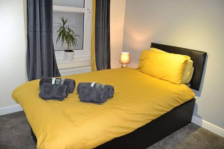 Entire apartment, Olive Tree 2 bed Apartment - Stayseekers in Salisbury, Wiltshire