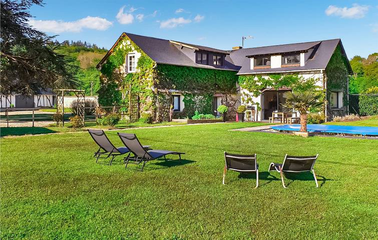 Gîte pour 6 personnes, avec terrasse ainsi que jardin et piscine à Saint-Germain-des-Angles