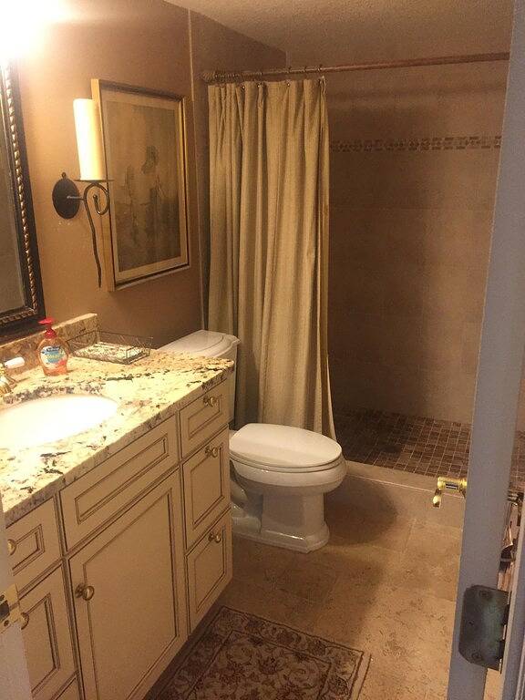 Vacation rental for 6 people, with yard and pool in Crescent Beach