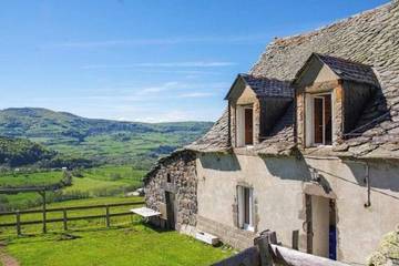 Gîte pour 10 personnes, avec jardin à Cheylade