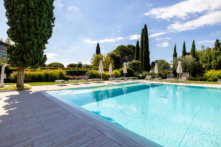 Location de vacances pour 4 personnes, avec vue sur le lac ainsi que piscine et balcon à Toscolano-Maderno