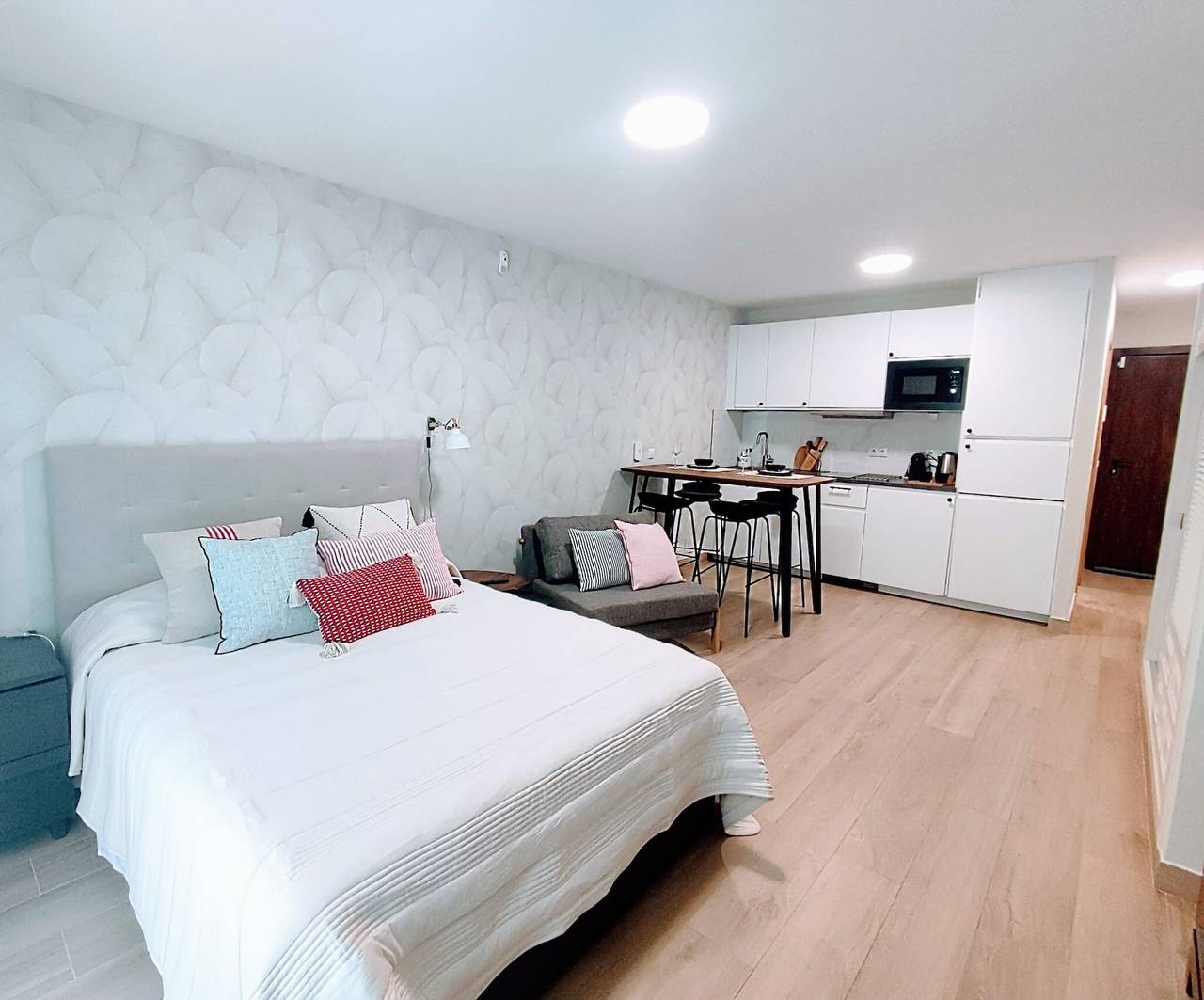 Apartamento inteiro, Apartamento 'Hacienda Beach' com terraço privado, Wi-Fi e ar condicionado in Playa de Arroyo las Cañas-Velerín, Estepona