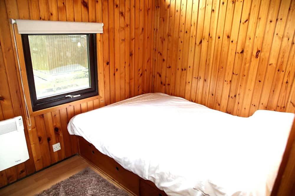 Elevated Loch View Cabin with Wifi, Electric Hot Tub and Mountain Views in Argyll & Bute