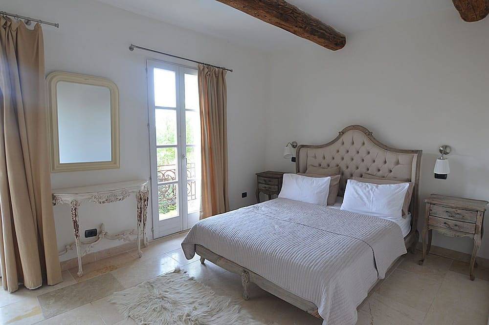 Beautiful village house with heated pool, air con, near Pezenas, Languedoc in Aumes, Côte d'Améthyste