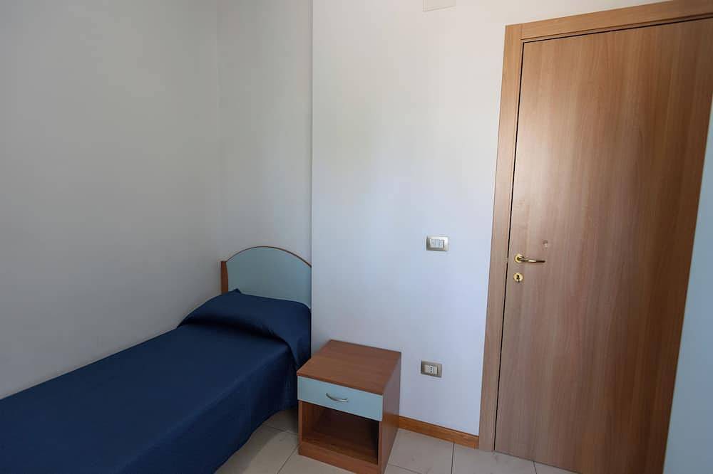 Entire apartment, Felici al Mare - 150 m from the beach with possibility of private parking space in San Benedetto del Tronto, Riviera delle Palme