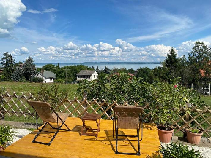 Ferienwohnung für 2 Personen, mit Terrasse und Garten sowie Seeblick und Ausblick in Badacsony