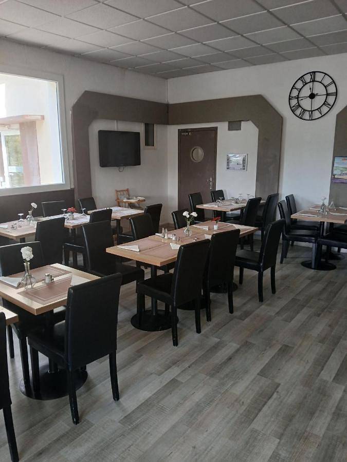 Hôtel pour 2 personnes, avec jardin ainsi que vue et terrasse à Donzère - 2