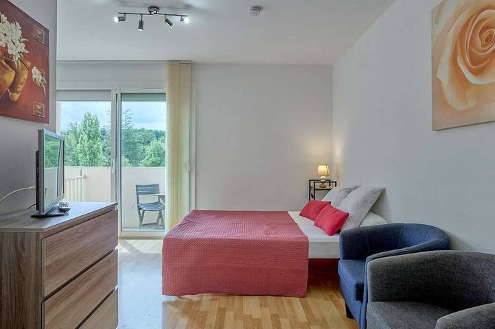Appartement entier, Studio rénové pour 2 pers., proche Lac de l’Uby, animaux admis, parking in Cazaubon, Gers