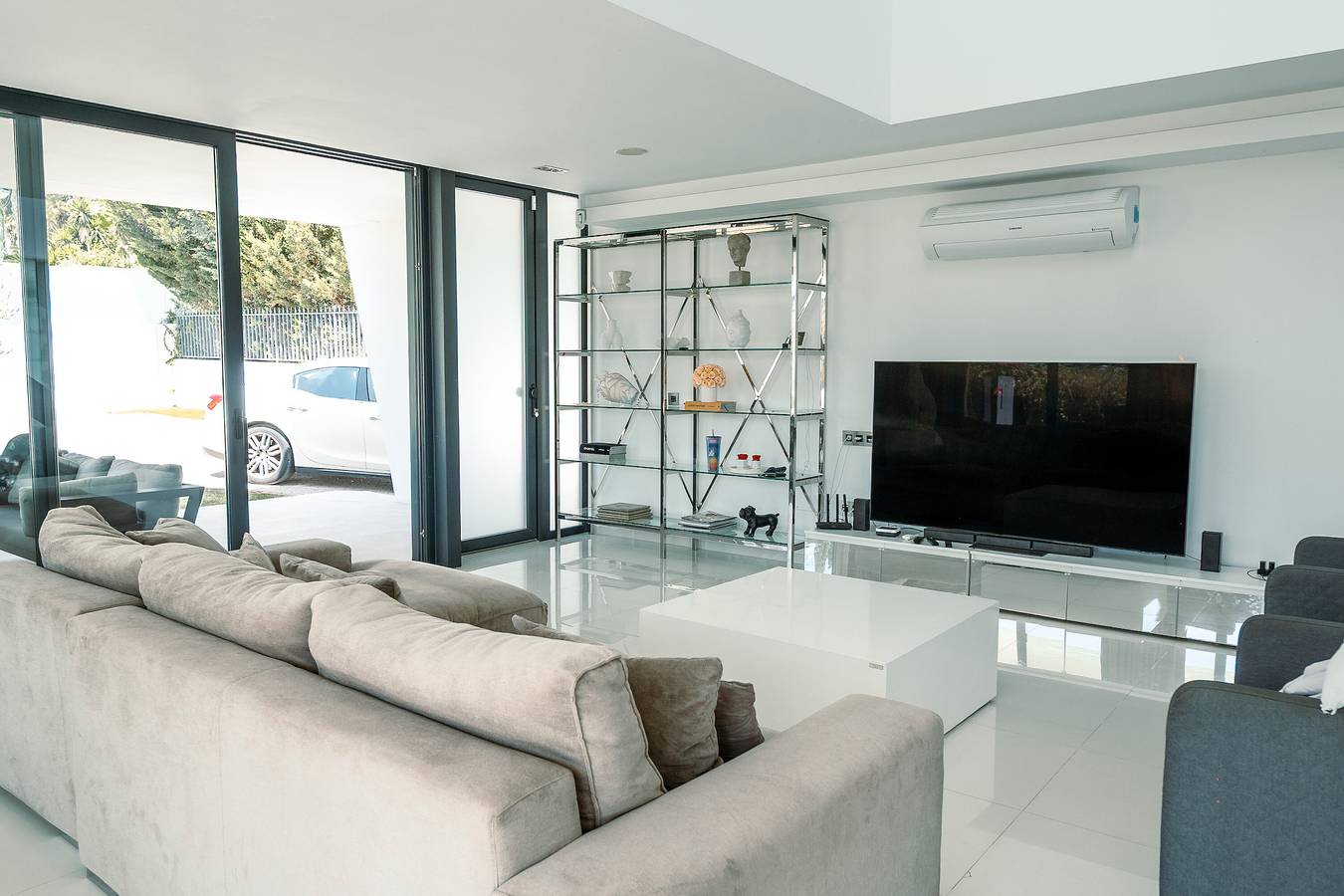 Villa 'Azur' with Sea View, Wi-Fi and Air Conditioning in Nueva Andalucia Golf Valley, Marbella
