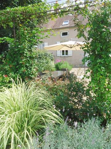 Gîte pour 12 personnes, avec piscine ainsi que jardin et vue à Entrains-sur-Nohain