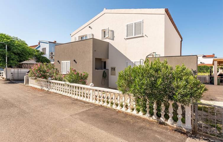 Ferienwohnung für 8 Personen, mit Garten und Terrasse in Vrsi