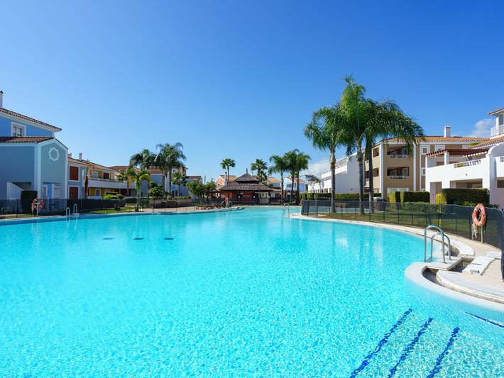 Apartamento para 6 personas, con jardín además de terraza y piscina para niños en El Paraíso