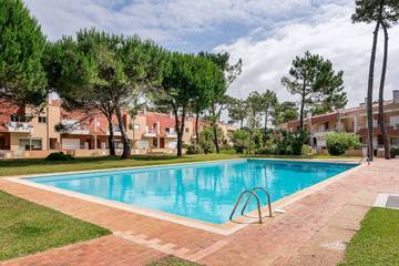 Gîte pour 6 personnes, avec piscine ainsi que terrasse et jardin dans Fão