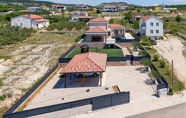 Ferienhaus für 10 Personen, mit Terrasse und Pool in Pakostane - 4