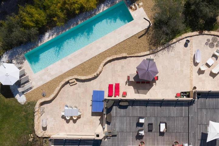 Location de vacances pour 8 personnes, avec jardin ainsi que vue et piscine à La Roque-sur-Pernes - 2