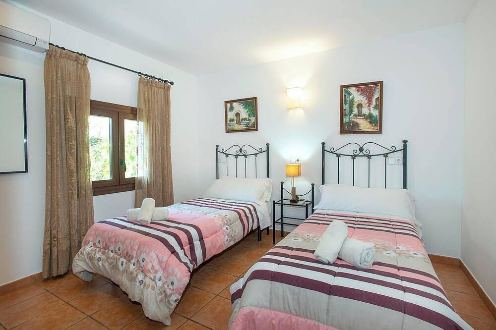 Single Storey Villa, A/C, Private Pool - Just a 5min Walk to the Picturesque Cove of Cala Sa Nau! in Cala Sa Nau, Felanitx