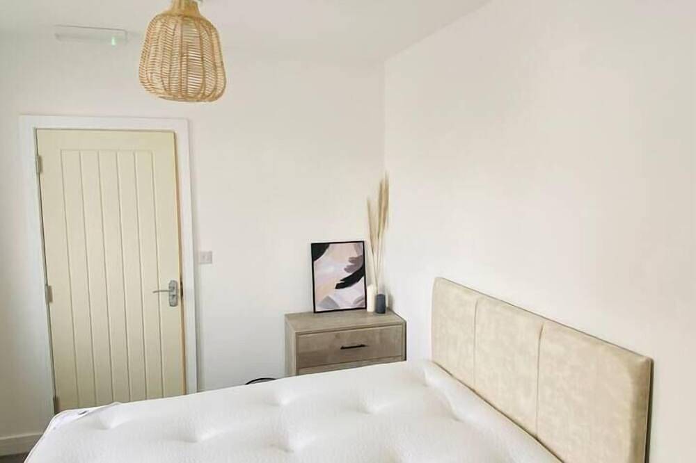 #106 Stylish 4Bedroom Retreat Walk to Rugby Centre in Warwickshire