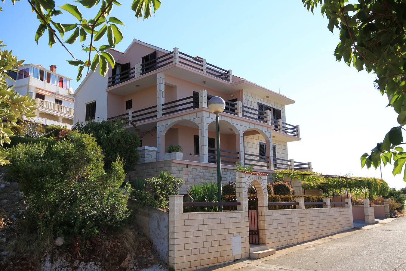 Ganze Wohnung, 2-Zimmer-Ferienwohnung mit Terrasse und Meerblick Zavalatica, Korcula A-9137-a in Čara, Korcula