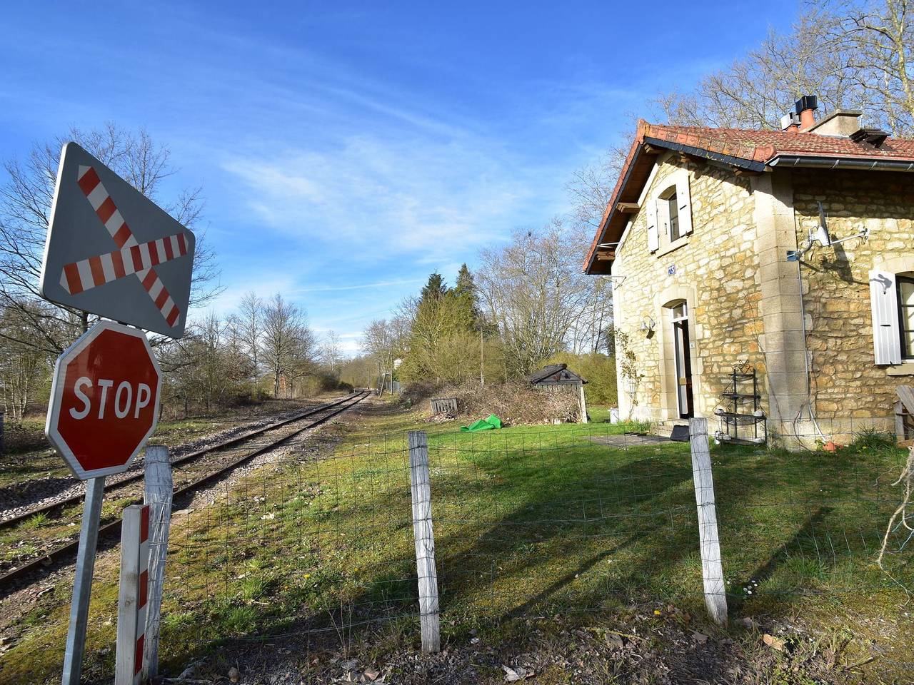 Cabaña en Francia con jardín cerca del lago in Montaron, Nièvre