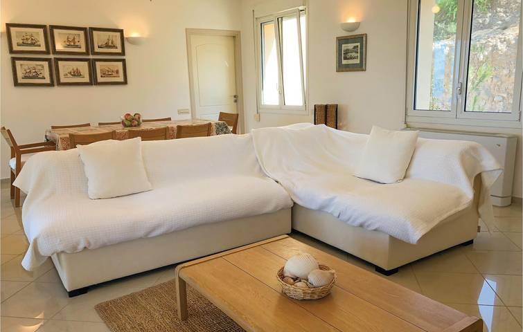 Apartamento junto a la playa con piscina, WiFi y aparcamiento, a 2 km de la playa de Kleidi. in Perdika, Egina