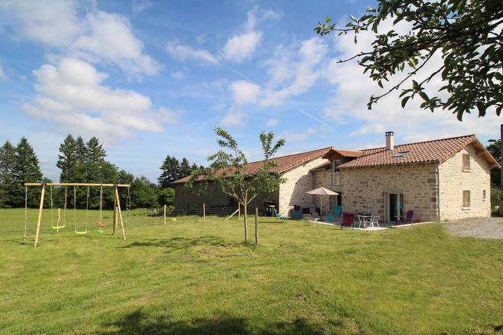 Gîte pour 6 personnes, avec piscine ainsi que terrasse et jardin