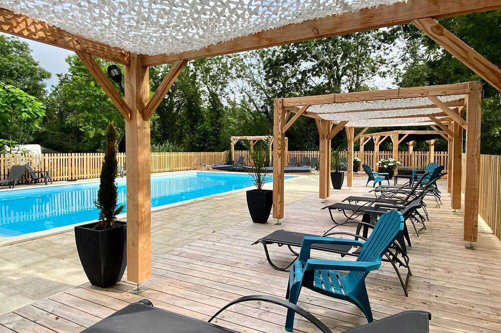 Chalet Confort 50m² (2 chambres) dont terrasse couverte + Tv (Pmr également) 4 personnes in Coulon, Région de Niort