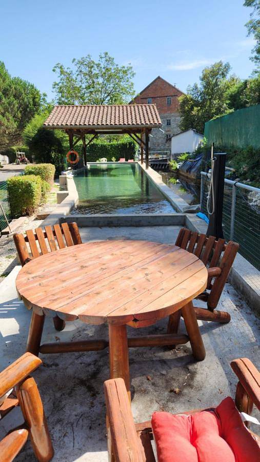 Gîte pour 5 personnes, avec piscine ainsi que vue et jardin, animaux acceptés à Montverdun