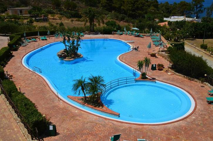 Apartahotel para 5 personas, con piscina además de vistas y jardín, Se admiten mascotas en Sicilia