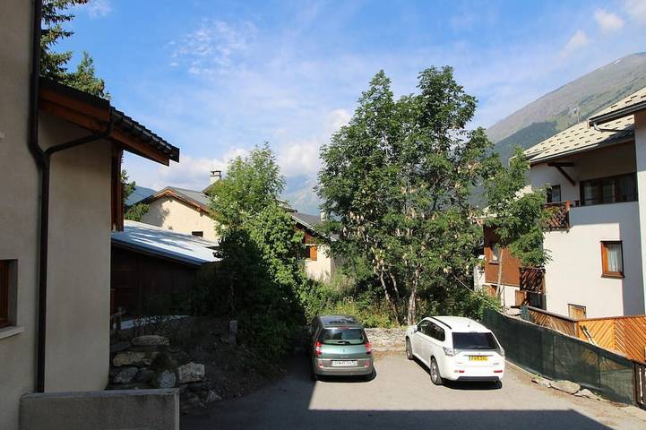 Appartement entier, Appartement cosy, 5 pers, centre village, proche pistes, balcon, parking, WIFI, draps inclus in Lanslevillard, Région de Saint-Jean-de-Maurienne