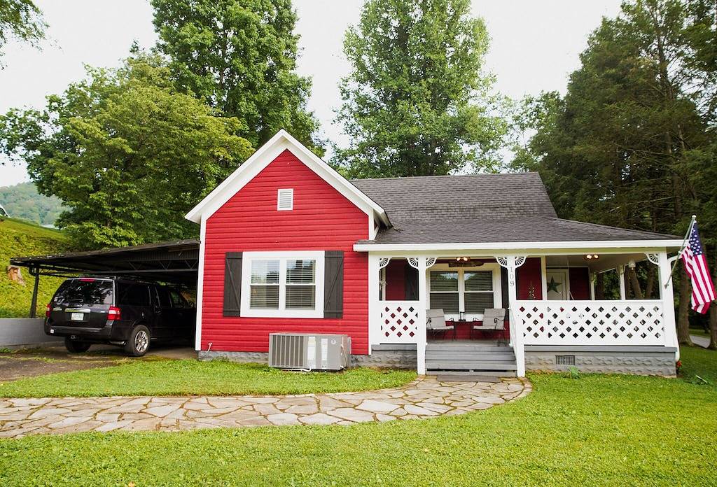 The Biketrail Bungalow-easily accessible and convenient to everything in Townsend, Blount County