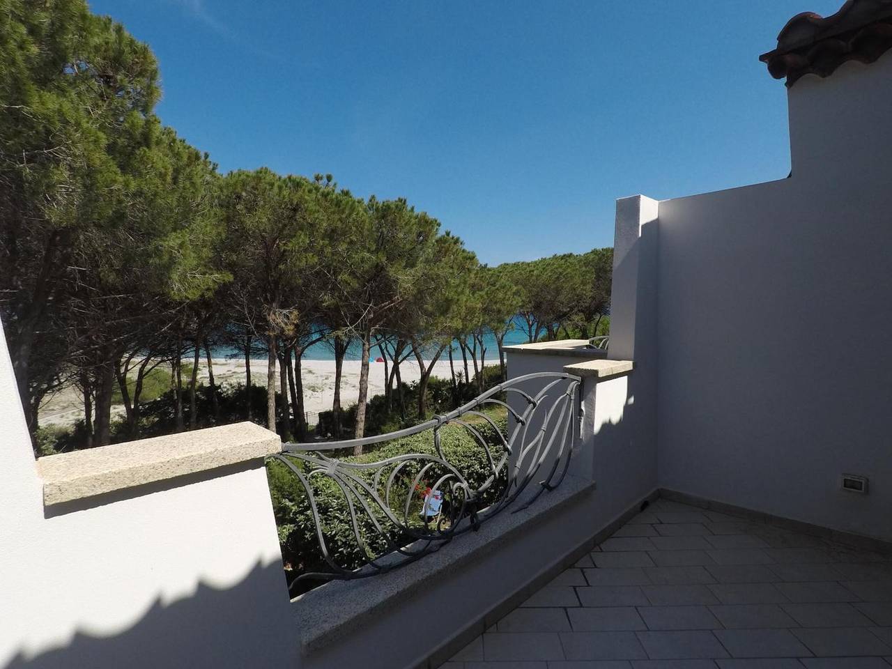 Appartement entier, Appartement « La Corte Degli Ulivi B » avec vue mer, Wi-Fi et climatisation in Spiaggia Sa Mattanosa (Orosei), Orosei
