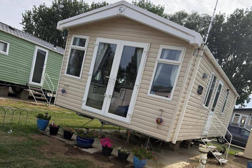 Billing Aquadrome 2-Bed Caravan, Sleeps 6, Parking in Northampton, Northamptonshire