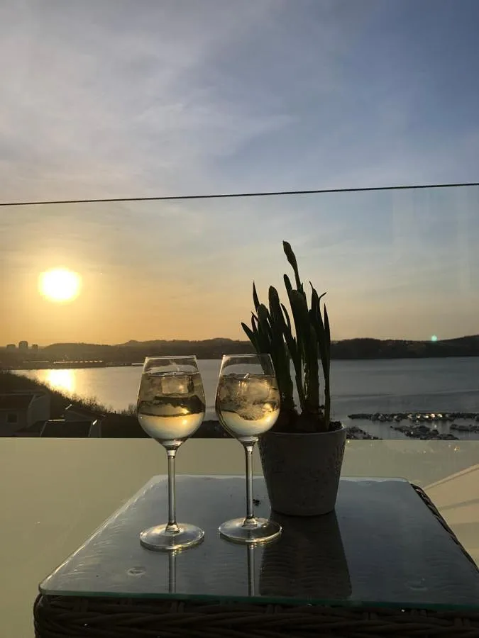 Ferienwohnung für 5 Personen, mit Terrasse und Seeblick sowie Ausblick - 1